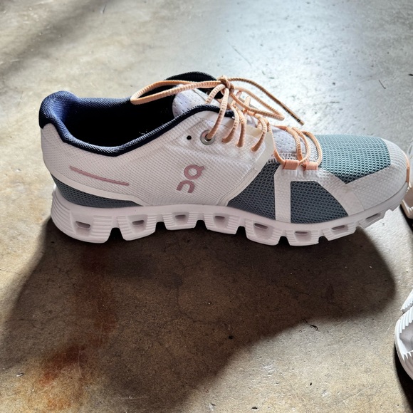 On Cloud Running Shoes - Picture 4 of 9